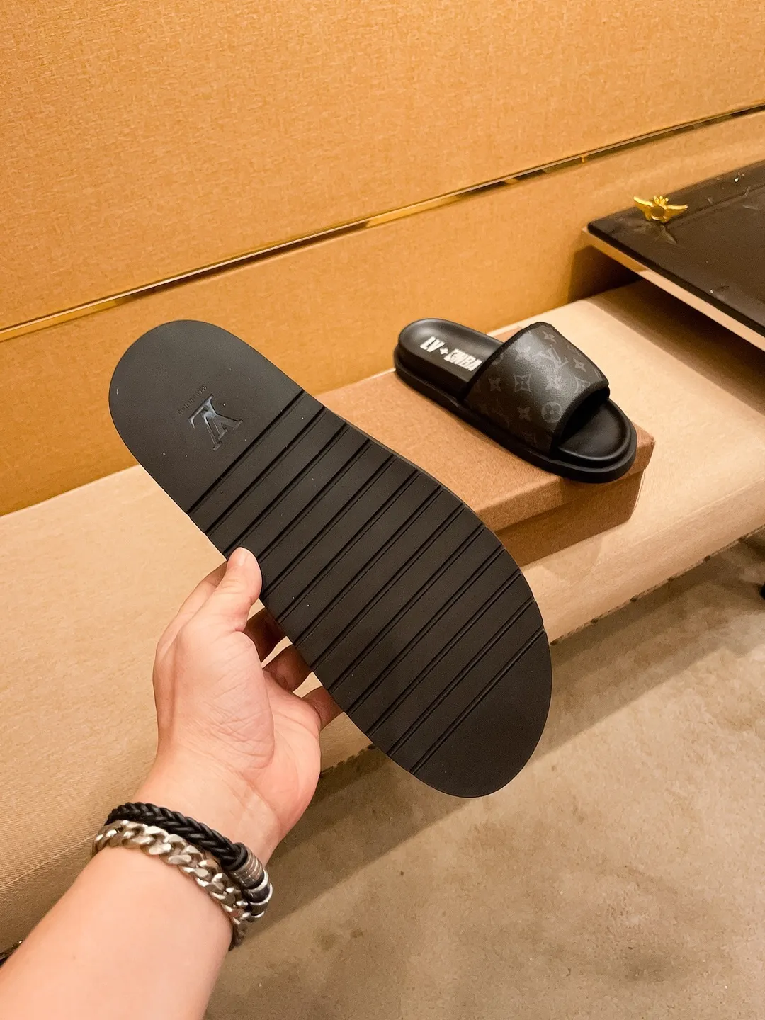 Men's men's shoes💰 300💰New model on the market🔥 [LV🔥 Louis Vuitton slippers] High-end 1:1 mold customization, original upgraded version of the outsole, lighter and non-slip. The market's top quality, fashionable and trendy, versatile and popular, simple yet tasteful, a must-have for fashionistas, exuding a fashionable and casual atmosphere, fashion is at your feet, full of confidence, the same style at the counter 👍The season of spring and summer slippers is here, super beautiful to wear, 38-44 1⃣️colors available🔥